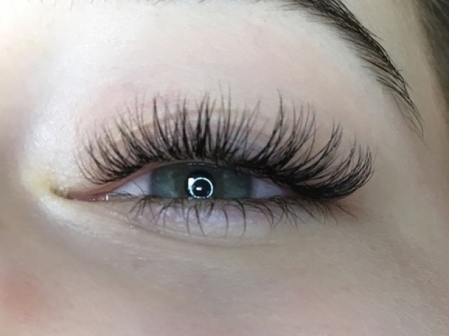 alt="Classic Lashes"