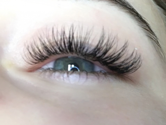 alt="Classic Lashes"