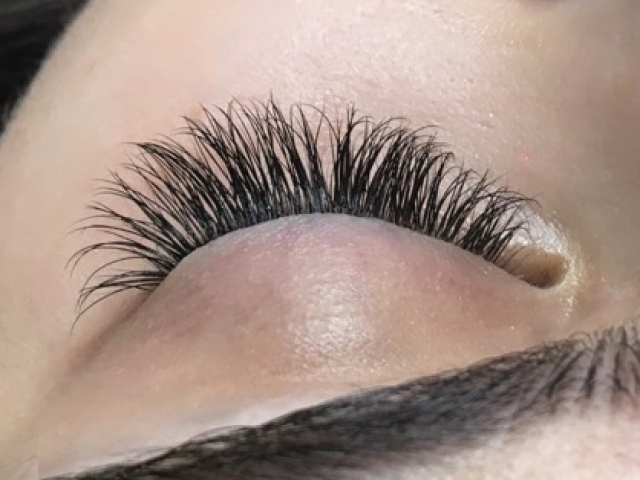 alt="Classic eyelash extensions"