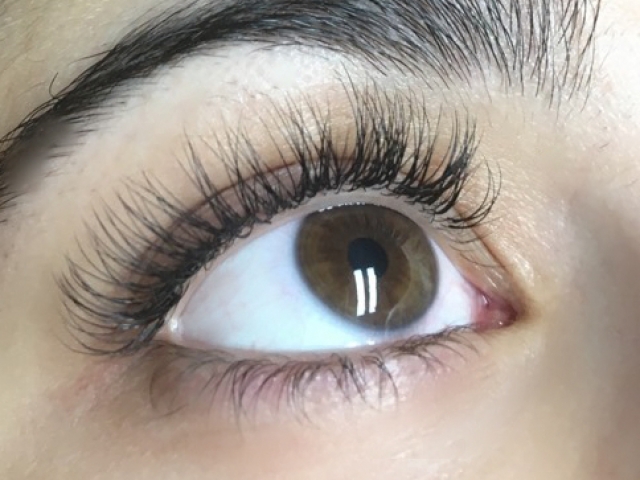 alt="Classic individual eyelash extensions"