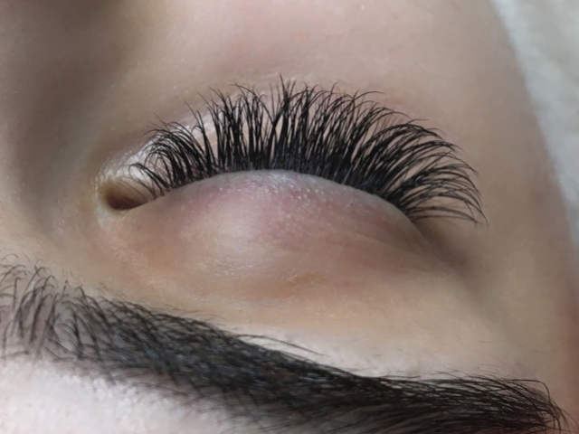 alt="Classis lash extensions"