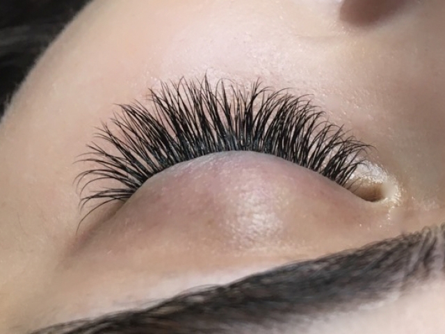 alt="classic eyelash extensions"