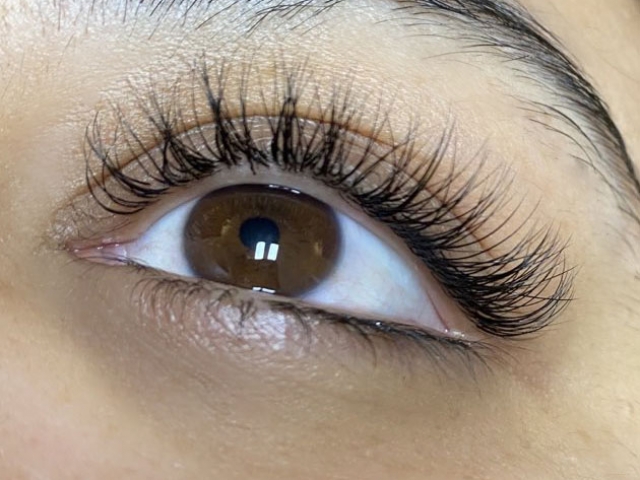 alt="Classic eyelash extensions"