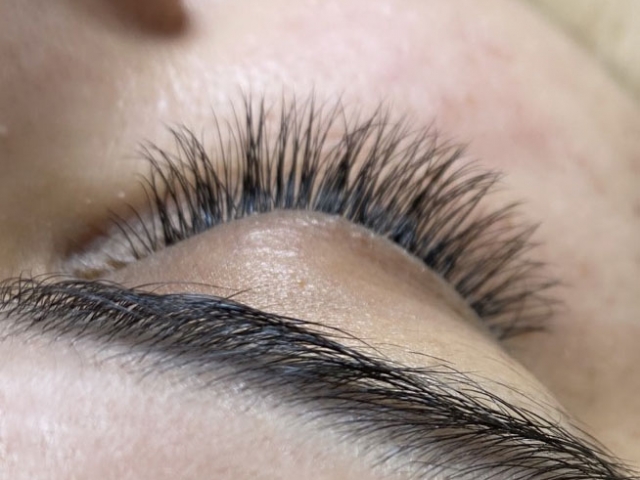 alt="Classic set lash extensions"