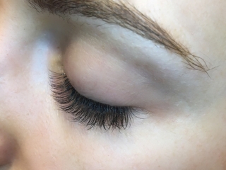 alt="Hybrid eyelash extensions-Sofia Lashes"