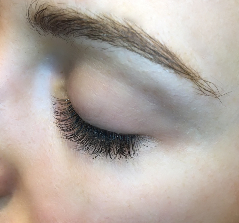alt="Hybrid eyelash extensions-Sofia Lashes"